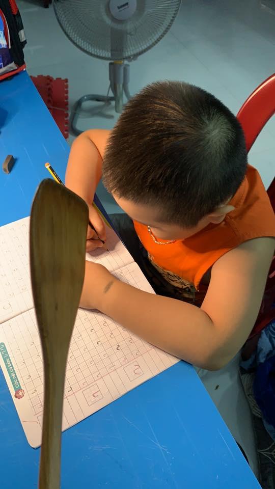 Nghìn khoảnh khắc bố mẹ cười không được, khóc chẳng xong khi con vào lớp 1-5