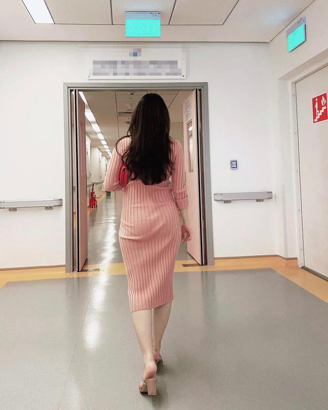 Hằng Túi ôm bụng đi đẻ lần 5, bức ảnh do ông xã chụp từ phía sau gây lú người xem-2