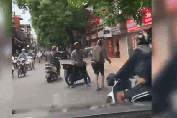 Clip: Tài xế Grab cắn răng bỏ chạy khi bị khách cướp xe trắng trợn lúc 1h sáng ở TP.HCM-3