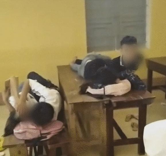 Clip: Đi xe buýt, chàng trai trẻ công khai thò tay sờ mó vòng 1 bạn gái gây tranh cãi-2