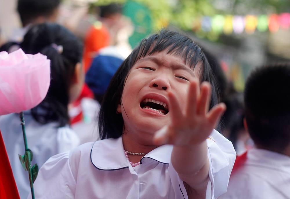 Nghìn khoảnh khắc bố mẹ cười không được, khóc chẳng xong khi con vào lớp 1-8