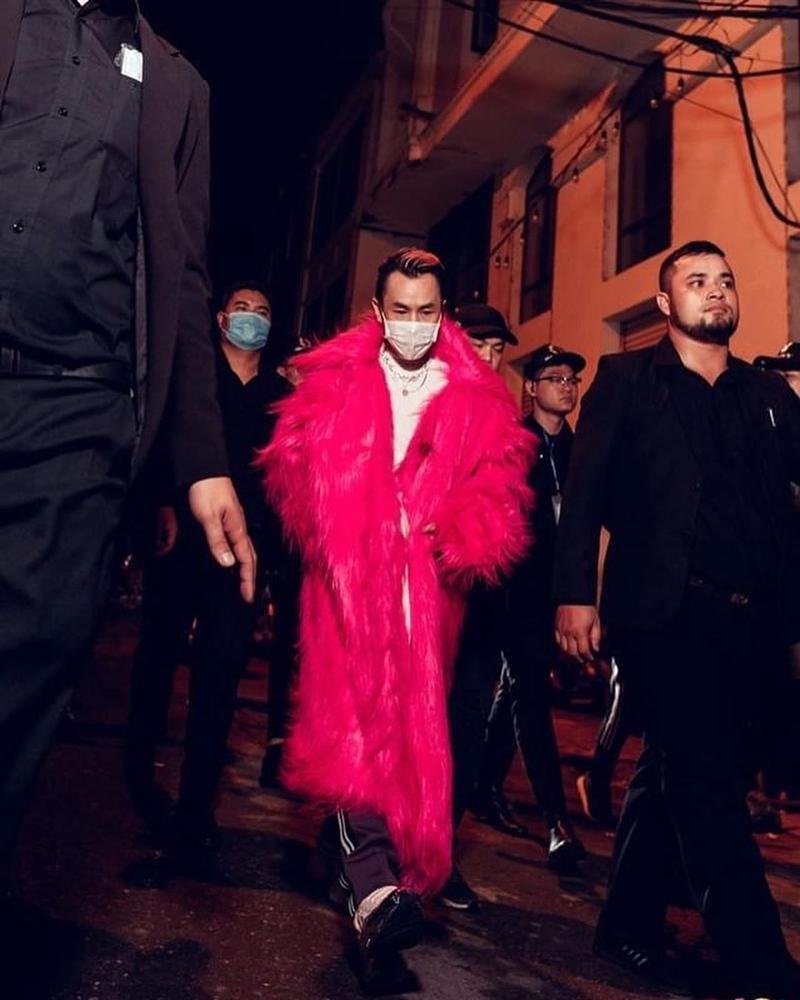 Binz luôn mặc áo khoác lông giữa trời nóng-2