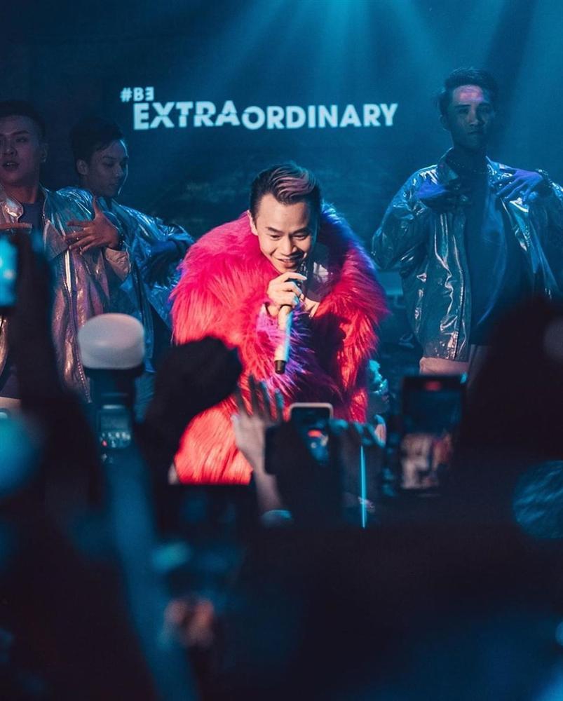 Binz luôn mặc áo khoác lông giữa trời nóng-3