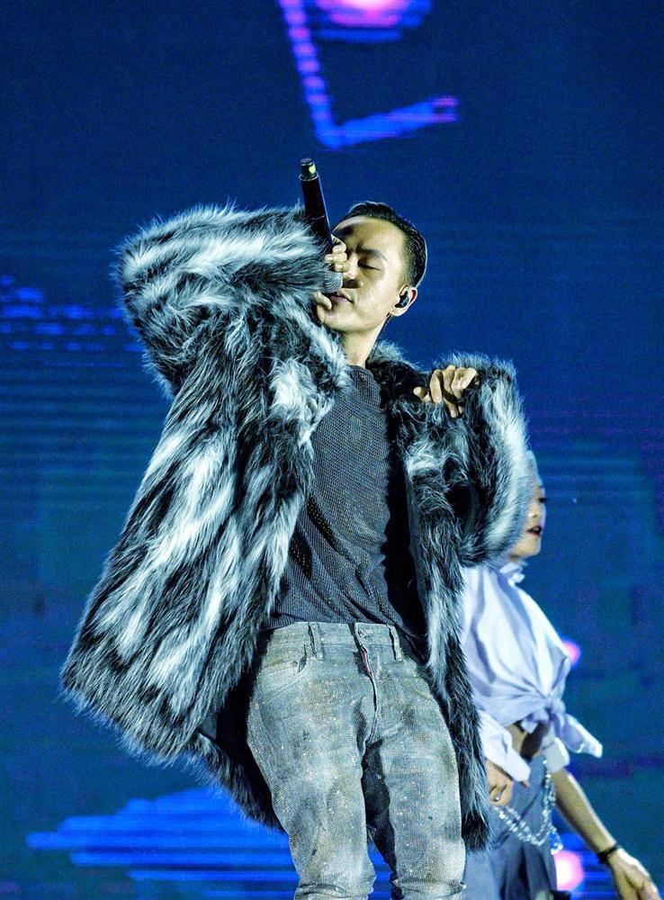 Binz luôn mặc áo khoác lông giữa trời nóng-4