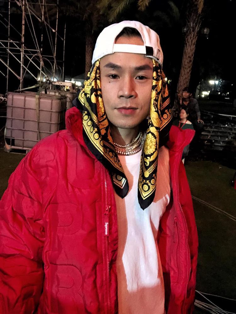 Binz luôn mặc áo khoác lông giữa trời nóng-8