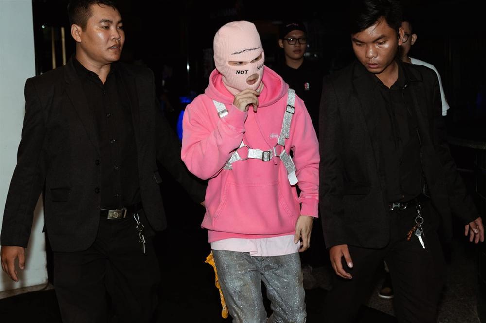 Binz luôn mặc áo khoác lông giữa trời nóng-10