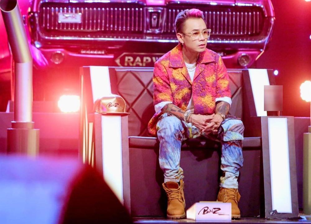 Binz luôn mặc áo khoác lông giữa trời nóng-1