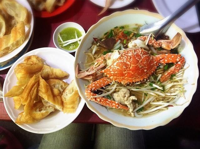 Thúy Ngân ăn vội tô bánh canh ghẹ bình dân lúc đi quay, dân tình nháo nhác hỏi địa chỉ-3