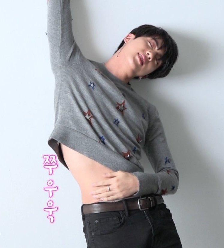 8 sao nam Hàn cũng nghiện mặc áo crop top khoe cơ bụng-4