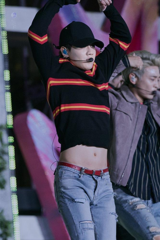 8 sao nam Hàn cũng nghiện mặc áo crop top khoe cơ bụng-5