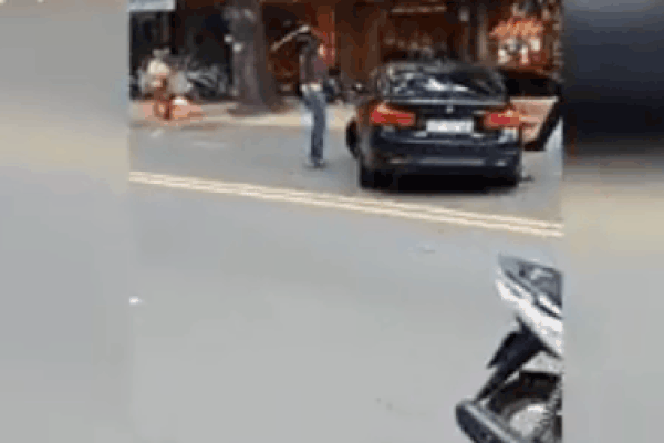 Clip: Nam thanh niên dùng gậy sắt đập xe BMW và màn đáp trả bá đạo của nữ tài xế