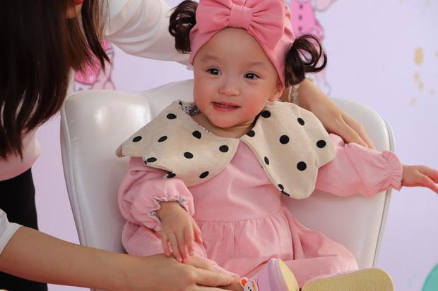 Trúc Nhi - Diệu Nhi rạng rỡ như mùa xuân trong ngày xuất viện sau 3 tháng tách rời-2