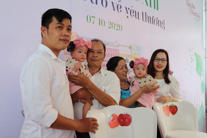 Trúc Nhi - Diệu Nhi rạng rỡ như mùa xuân trong ngày xuất viện sau 3 tháng tách rời-5