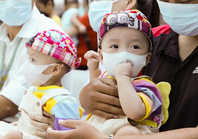 Trúc Nhi - Diệu Nhi rạng rỡ như mùa xuân trong ngày xuất viện sau 3 tháng tách rời-11