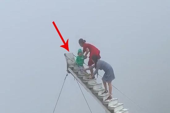Phẫn nộ clip người thân để em bé lơ lửng một mình trên thang vô cực ở Sapa
