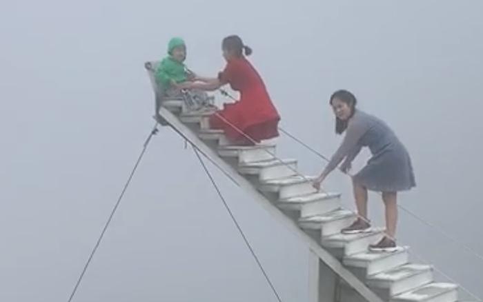 Phẫn nộ clip người thân để em bé lơ lửng một mình trên thang vô cực ở Sapa-1