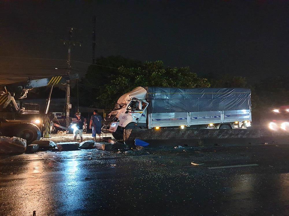 Tai nạn hãi hùng ở Tiền Giang: Xe khách lật ngang, 1 người chết, 19 người bị thương-2