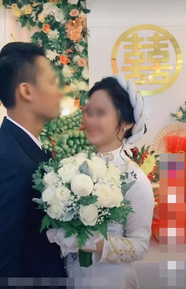 Đang đứng chụp ảnh, cô dâu có hành động lạ, nhìn xuống chân mới hiểu lý do-1