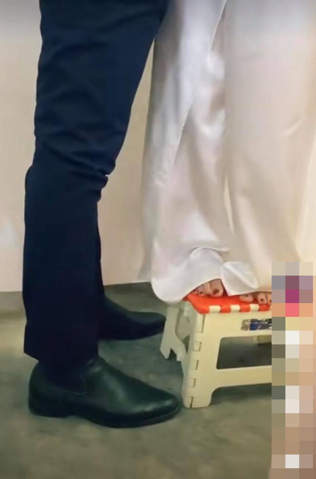 Đang đứng chụp ảnh, cô dâu có hành động lạ, nhìn xuống chân mới hiểu lý do-4