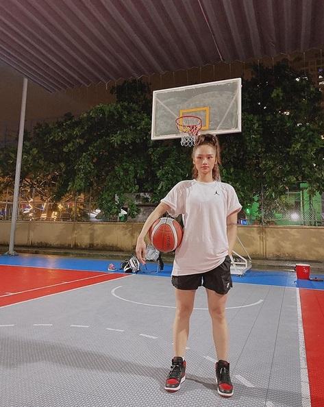 Không nói câu nào, Miu Lê đăng hình khoe chân nuột sau lời miệt thị cô bé đô con-5