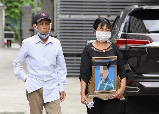 Tử hình 2 kẻ sát hại nam sinh chạy xe ôm công nghệ, mẹ nạn nhân không còn nước mắt để khóc-1