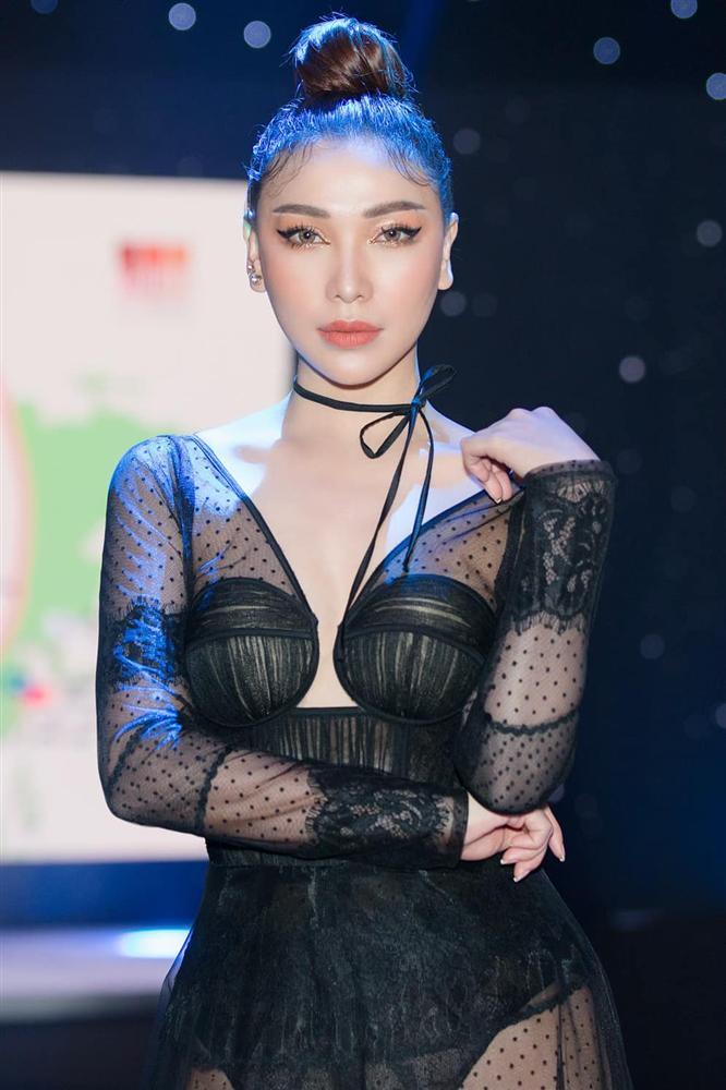 Quỳnh Thư nhiều lần lên đồ còn phản cảm hơn chiếc đầm đỏ làm xấu hổ người mặc-7