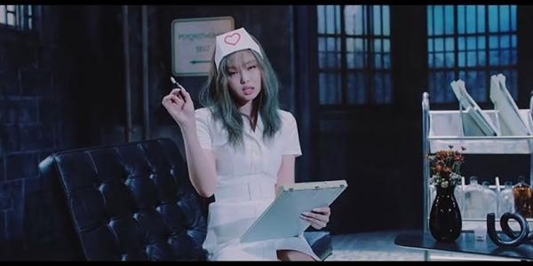 YG mạnh tay xóa cảnh quay mặc đồ y tá của Jennie khỏi MV Lovesick Girls-1