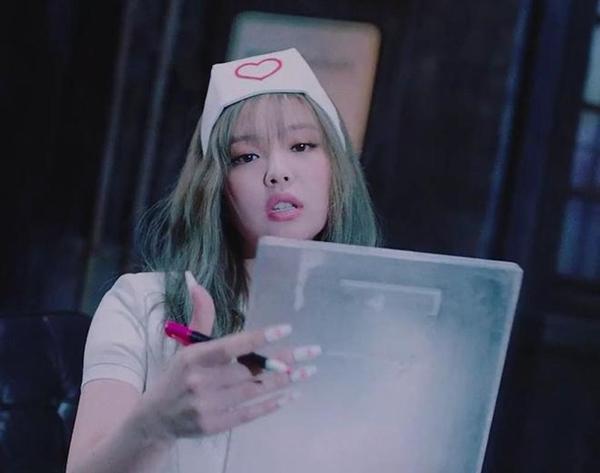 Fan thế giới nổi giận đùng đùng trước thông báo xóa cảnh y tá của Jennie-1