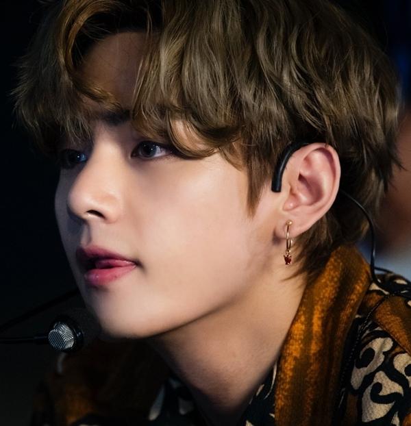 Đăng ảnh đậm khí chất tổng tài, V BTS đang khiến fan toàn cầu chết lả-1