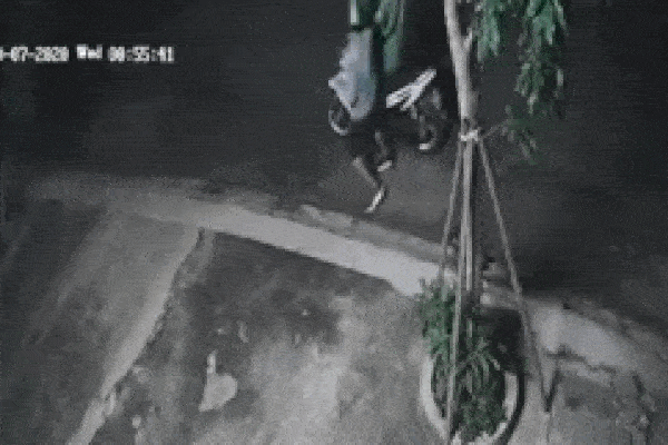 Clip: Tài xế Grab cắn răng bỏ chạy khi bị khách cướp xe trắng trợn lúc 1h sáng ở TP.HCM-1