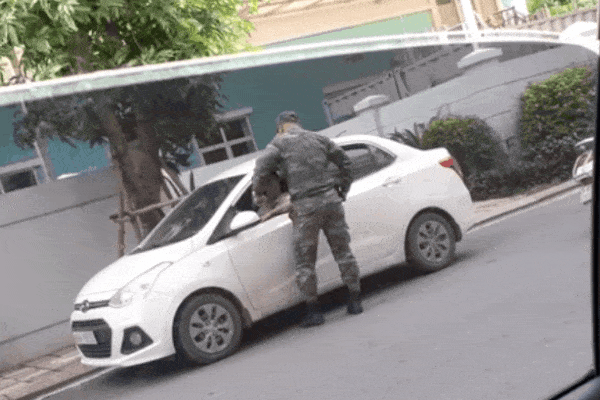 Clip: Người đàn ông thoát khỏi thần chết trong tích tắc sau pha tạt đầu xe container-2