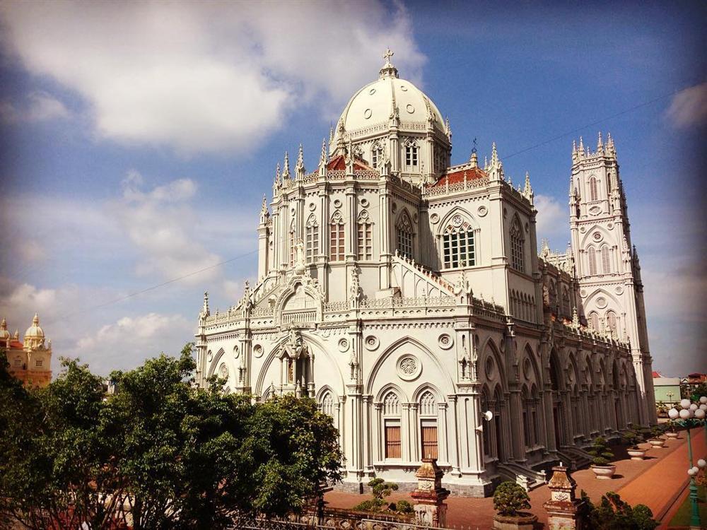 Lạc bước vào lâu đài cổ tích với những nhà thờ đẹp nhất 3 miền không phải ai cũng biết-1