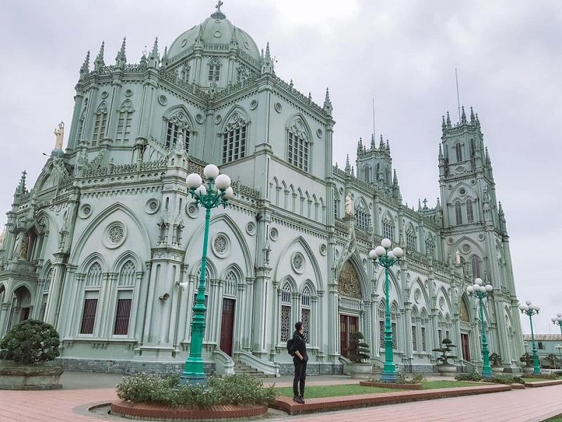 Lạc bước vào lâu đài cổ tích với những nhà thờ đẹp nhất 3 miền không phải ai cũng biết-4