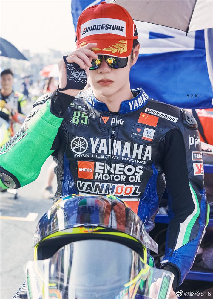 Vương Nhất Bác gặp tai nạn đường đua, đối thủ hả hê ăn mừng gây tranh cãi-5