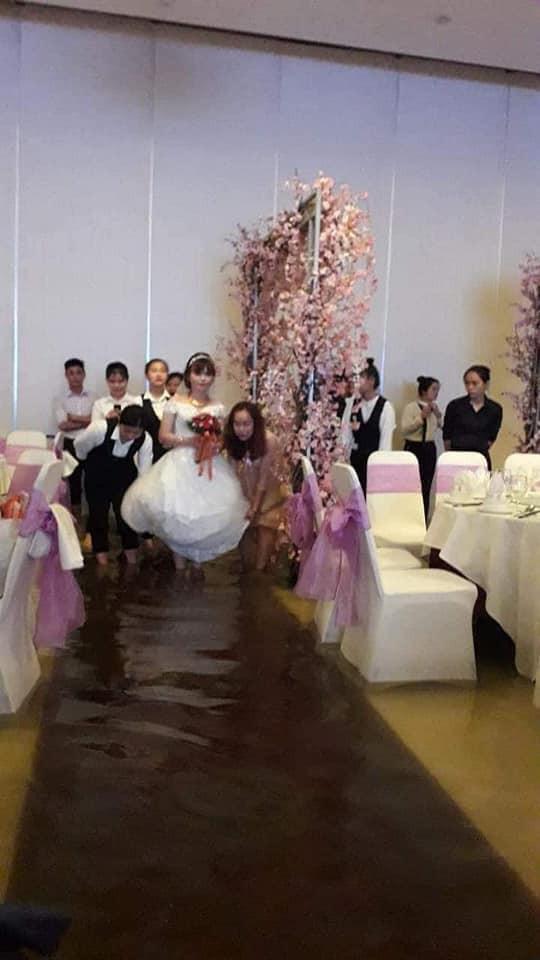 Số đen cưới đúng ngày mưa, quan khách vẫn nhiệt tình lội bì bõm ăn cỗ-6