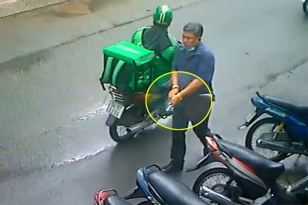 Người đàn ông rút súng, lên đạn dọa 2 người phụ nữ ở TP.HCM làm nhiều người thót tim-1