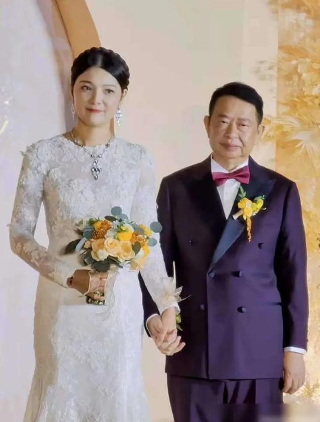 Cặp đôi livestream tổ chức hôn lễ đình đám, dân mạng biết danh tính và tuổi tác chế giễu như đúng rồi-1