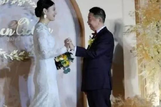 Cặp đôi livestream tổ chức hôn lễ đình đám, dân mạng biết danh tính và tuổi tác chế giễu 'như đúng rồi'