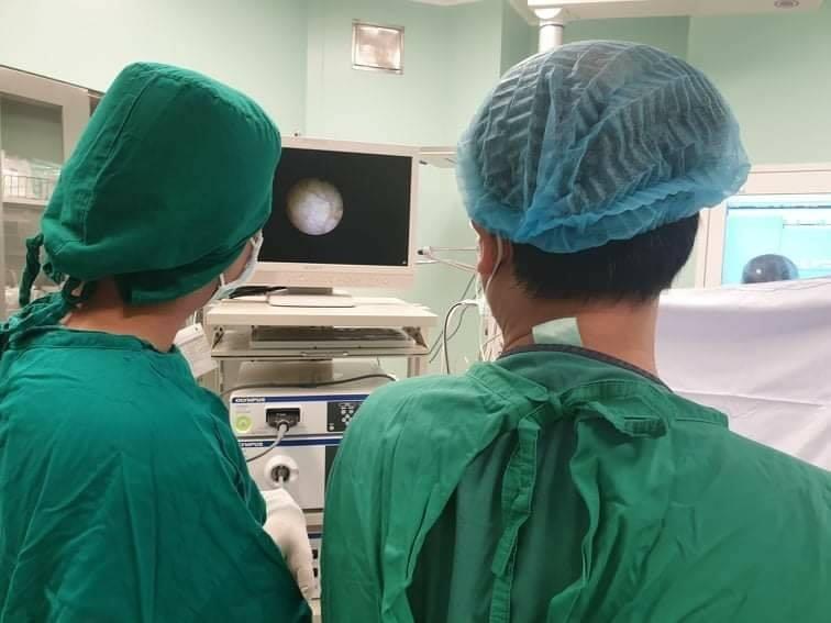 Bé gái 6 tuổi viêm nhiễm vùng kín, bố mẹ tá hỏa khi phát hiện hung thủ gây tội-1