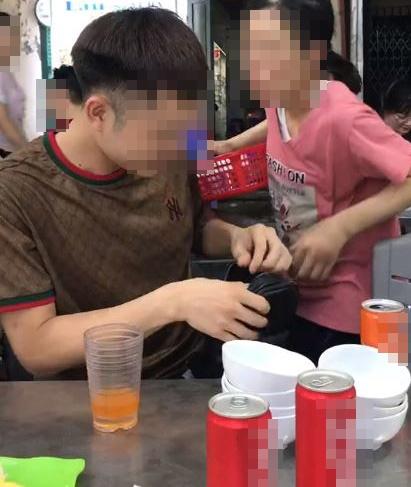 Dụ cô gái bán hàng rong thơm má trai lạ, nhóm thanh niên khiến dân tình sôi máu-1