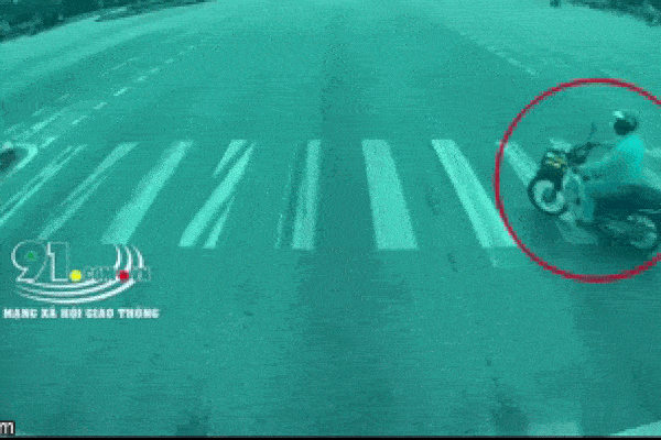 Clip: Người đàn ông thoát khỏi thần chết trong tích tắc sau pha tạt đầu xe container-1