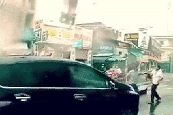 Clip: Bất chấp trời mưa, 2 gã trai choảng nhau giữa đường không ai chịu thua