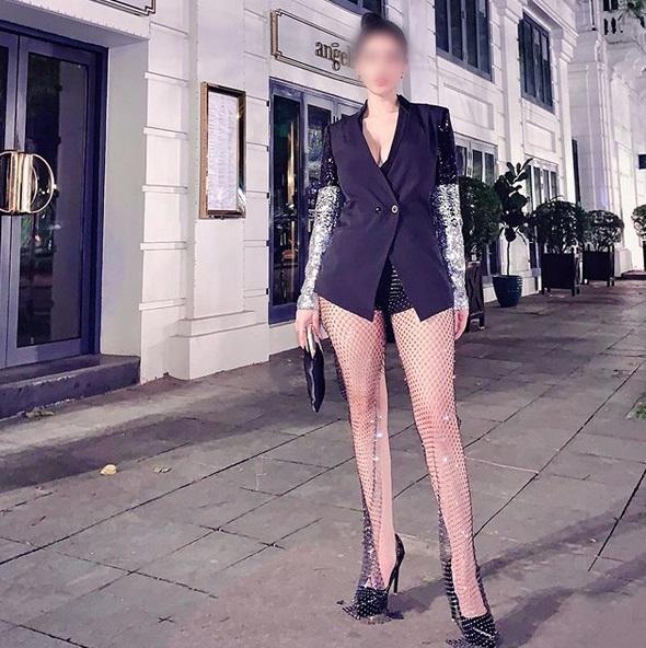 Cô giáo Trang cứ lên đồ là hở 70% cơ thể, có lúc còn cởi tất luôn cho máu-9