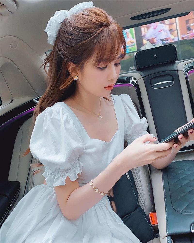 Ngọc Trinh, BLACKPINK Lisa hack tuổi từ 30 xuống 18 nhờ hot trend nơ bản to-1