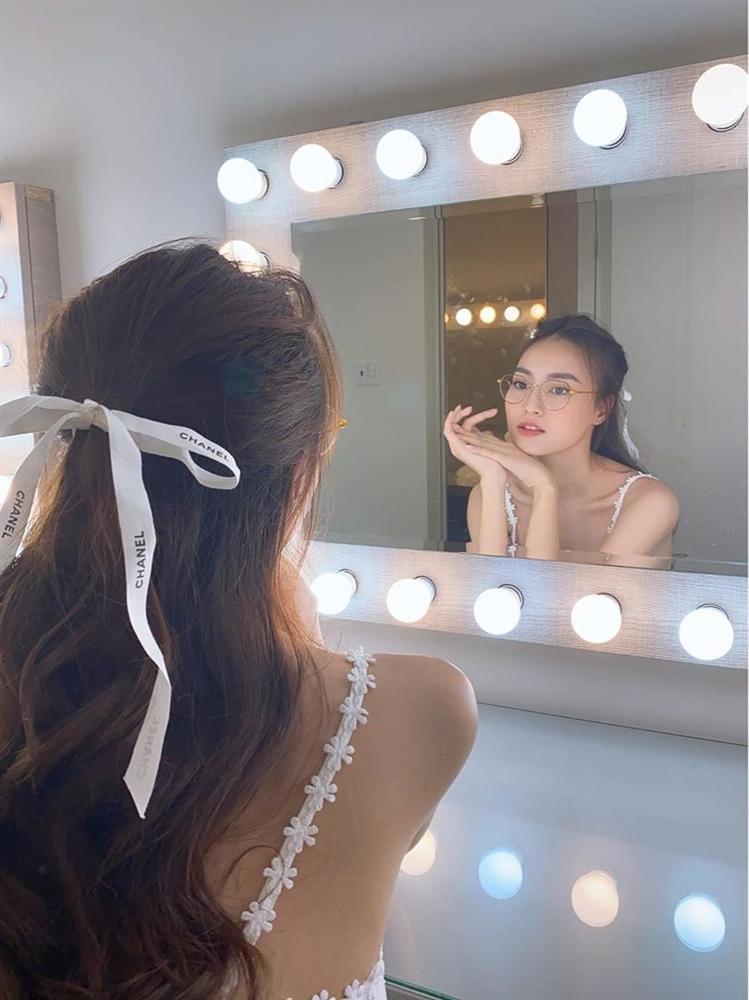 Ngọc Trinh, BLACKPINK Lisa hack tuổi từ 30 xuống 18 nhờ hot trend nơ bản to-4