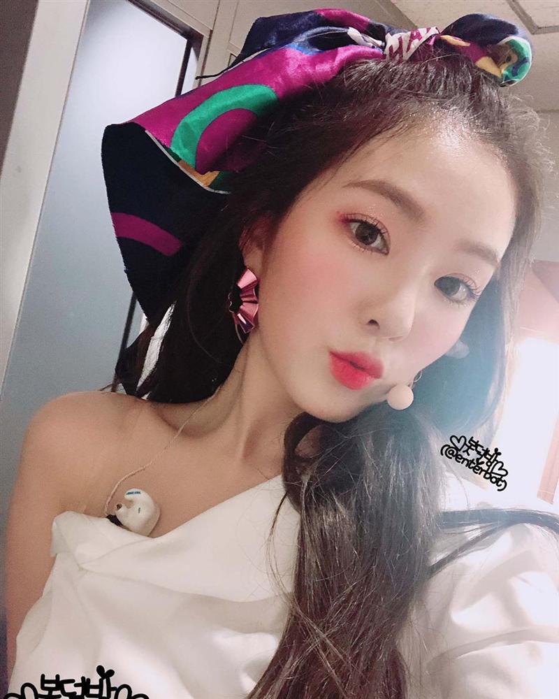 Ngọc Trinh, BLACKPINK Lisa hack tuổi từ 30 xuống 18 nhờ hot trend nơ bản to-10