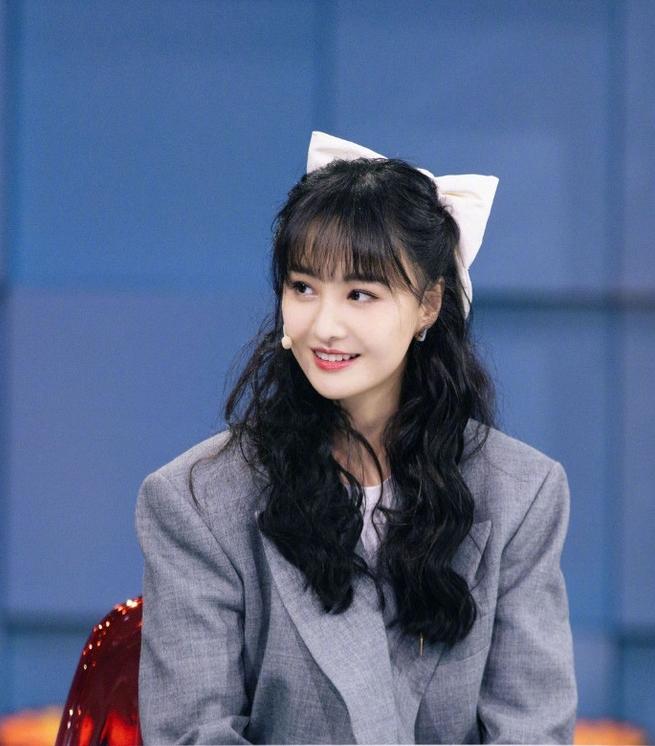 Ngọc Trinh, BLACKPINK Lisa hack tuổi từ 30 xuống 18 nhờ hot trend nơ bản to-12