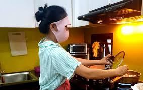 Cười ngất với những màn ngụy trang như ra trận của nam thanh nữ tú khi trổ tài nội trợ-1