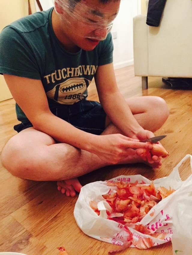 Cười ngất với những màn ngụy trang như ra trận của nam thanh nữ tú khi trổ tài nội trợ-2