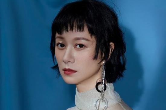 Mỹ nhân Hoa ngữ bị nghi là người chuyển giới, chết vai vì phim quá thành công